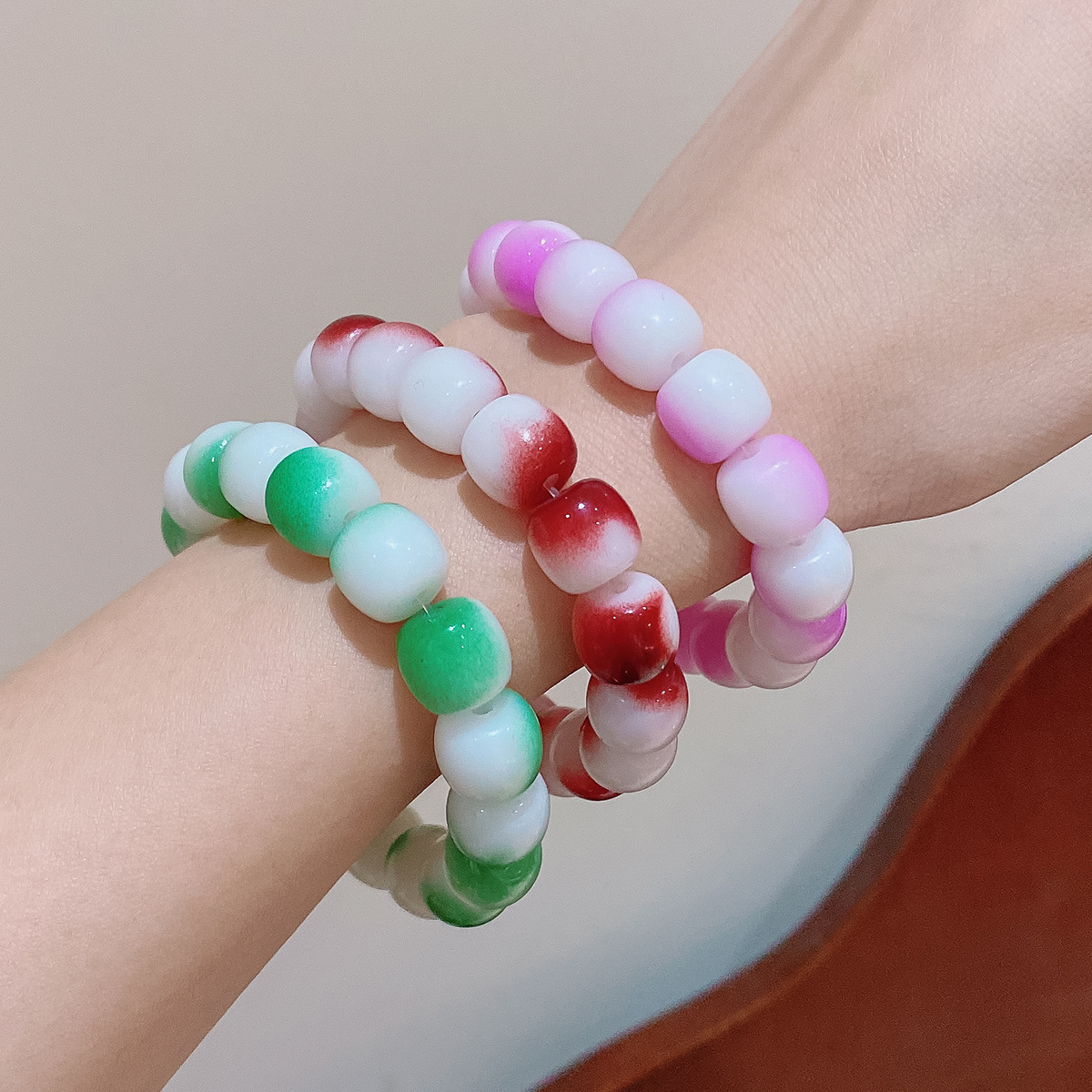 Tiktok mismo gradiente de color placa jugando pulsera estudiante partido dedo bobinado suave descompresión pulsera de cuentas Yiwu pequeña joyería al por mayor