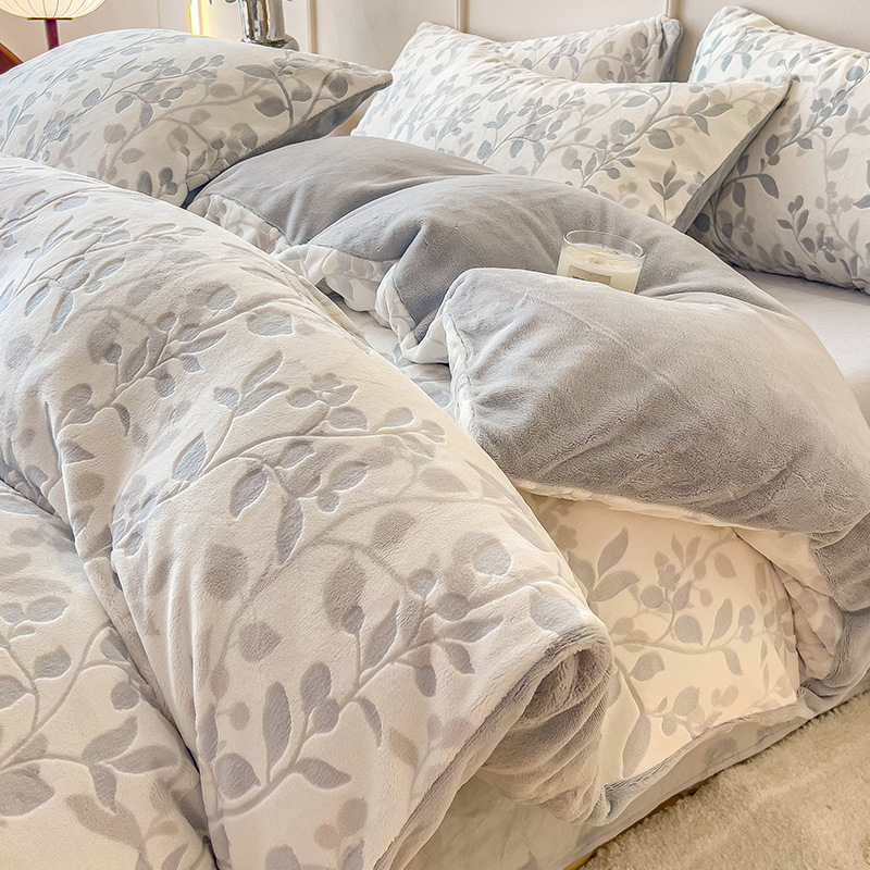 Cama de seda de leche con cuatro piezas de seda de coral gruesa doble edredón con sábanas de franela con tres piezas de invierno