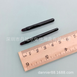 Portable makeup brush 5.5cm mini lip brush lipstick brush eyeliner brush beauty detail brush soft hair cover leisure brush