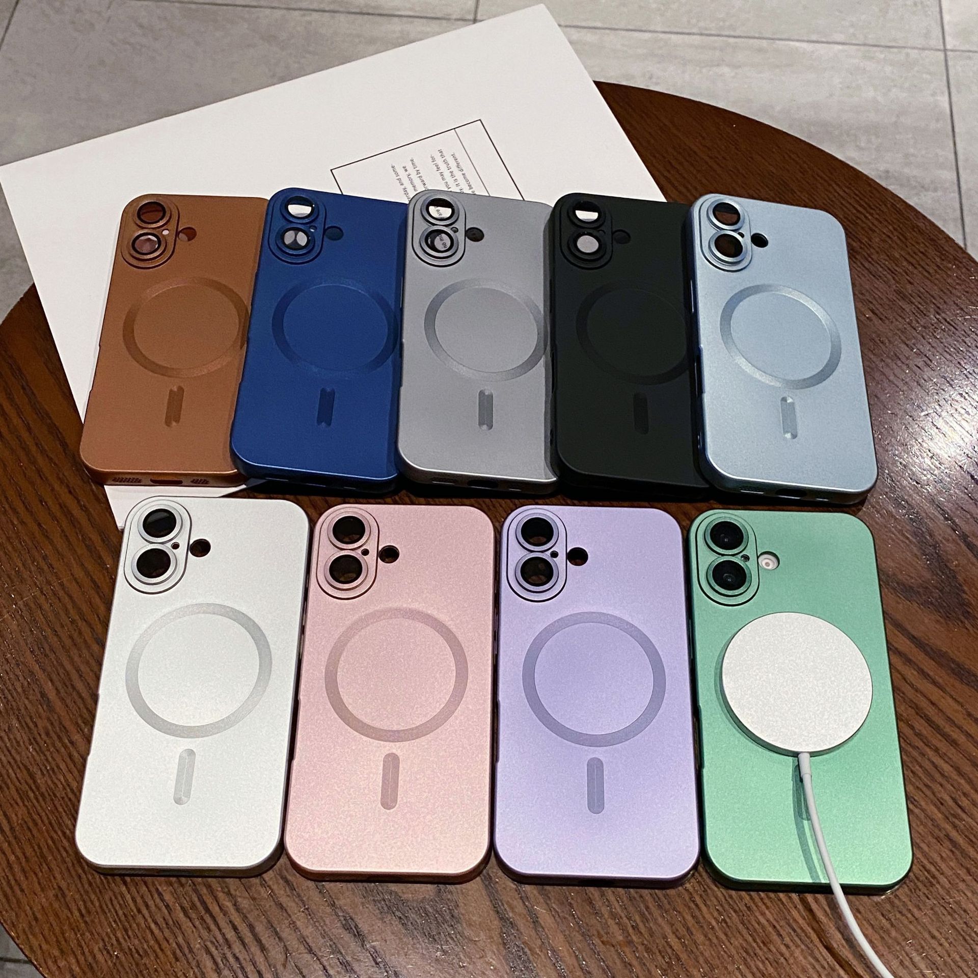 Pintura líquida metálica con imán de succión, adecuada para la funda de teléfono móvil iPhone 17 color oro desierto, y la cubierta protectora con película para lente de Apple 16PRO.