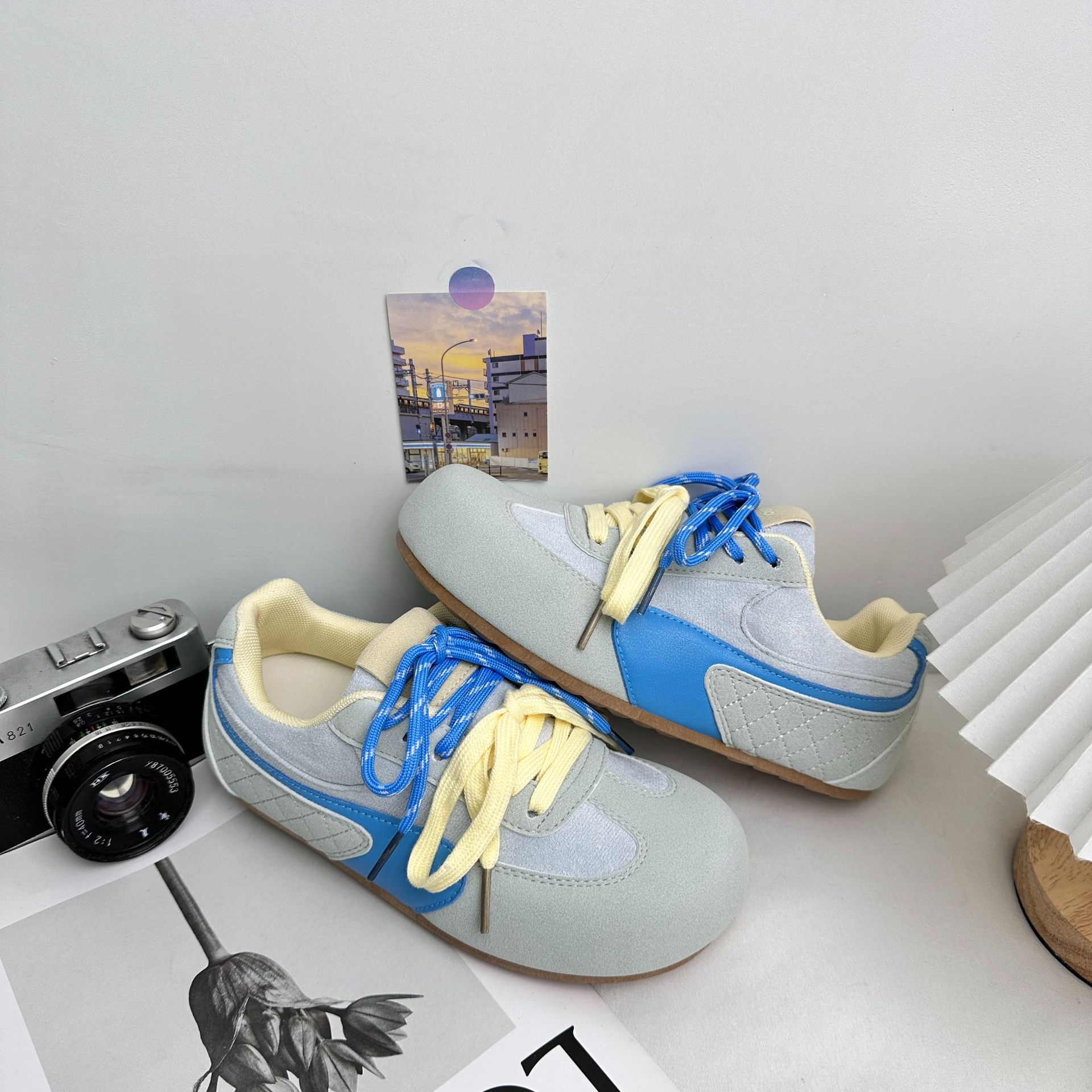 Yuanbo 2025 primavera y verano nuevos zapatos de entrenamiento de estilo de mujer zapatos de patinaje de altura baja, zapatos de lona deportivos casuales coreanos