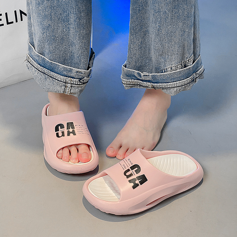 Los hombres de verano se ponen cómodos en el hogar, zapatillas de callejera para parejas.