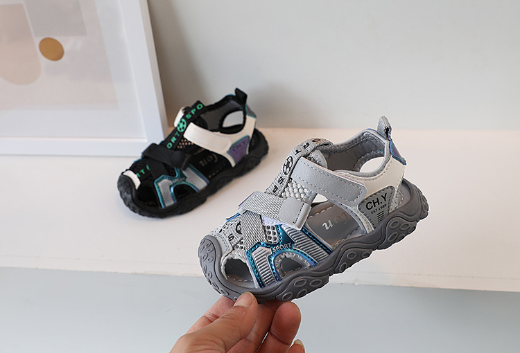 2023 Sommer Neue Kindersandalen, Baotou Anti-Kick-Strandschuhe mit weicher Sohle für Jungen, Ausgehöhlte Sportsandalen für Mädchen_voghion.com