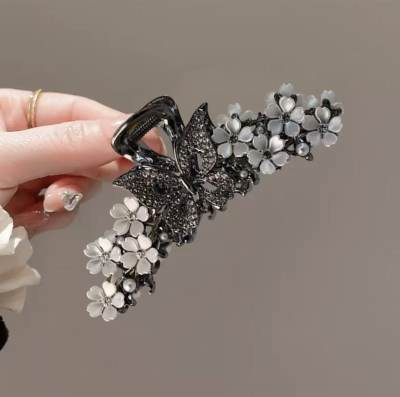 큰 나비 흰 꽃 총 검정 모델