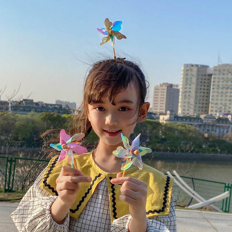 子供の屋外風車のヘアピンのカラーの金色の小さい風車は萌え風車のヘアピンの観光スポットの露店のおもちゃを売ります。|undefined