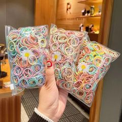 新しい2cm春色の子供の皮筋は高弾力で髪を傷つけない少女は髪のひもの親指の輪の皮カバーを刺した