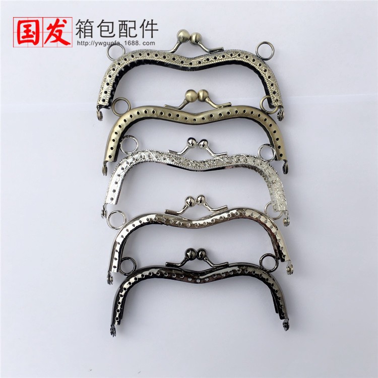 11cm oro en forma de M DIY accesorios de bolso de cambio a mano al por mayor caja de ojos pequeños oro