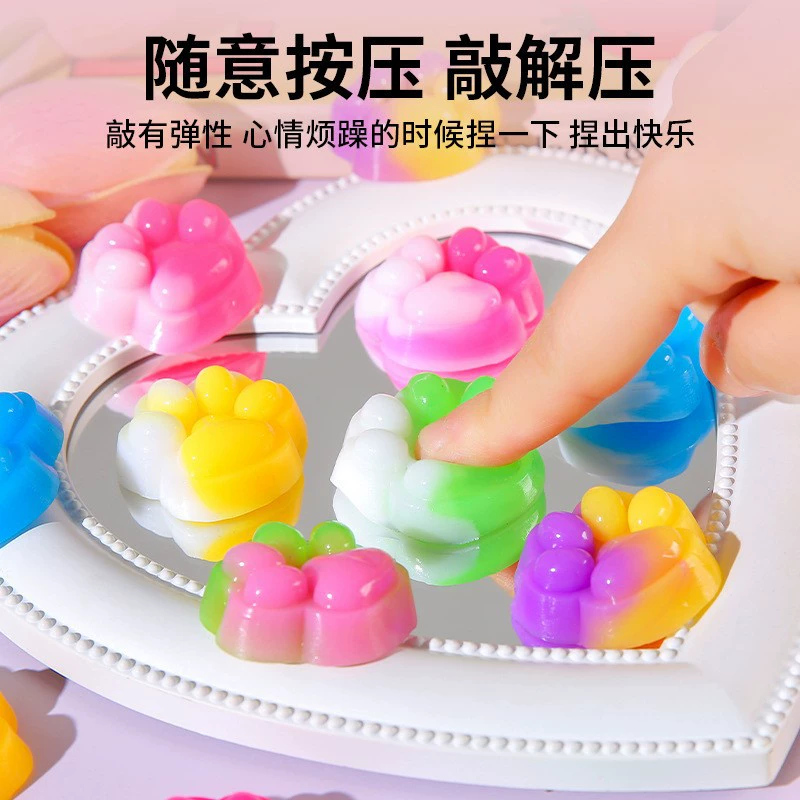 Красочные кошки хватают и сжимают, чтобы выпустить декомпрессионные игрушки