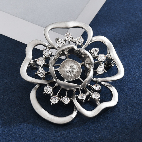 Brooch high-end niche matte silver flower pin pearl creative clothing corsage holder versatile clothing wholesale