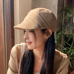心の側の顔 ~ 優雅な日系綿麻の通気性の大きい頭の周りのしわの前で帽子の女性のしわは顔の小さいベレー帽を現します。