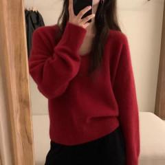 YUNSHUはアライグマの柔らかいモチのvネックのニットの中で女性の秋冬のゆったりしている怠惰なセーターのプルオーバーをまねて上着を打ちます。