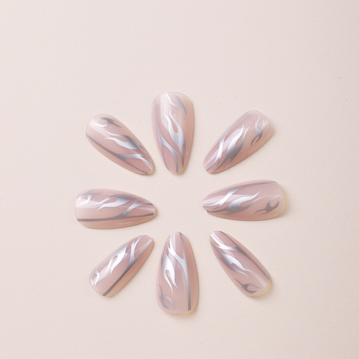 FUENTE Parche de uñas de desgaste de llama de plata de fábrica Parche de uñas de remache europeo y americano Parche de uñas falsas