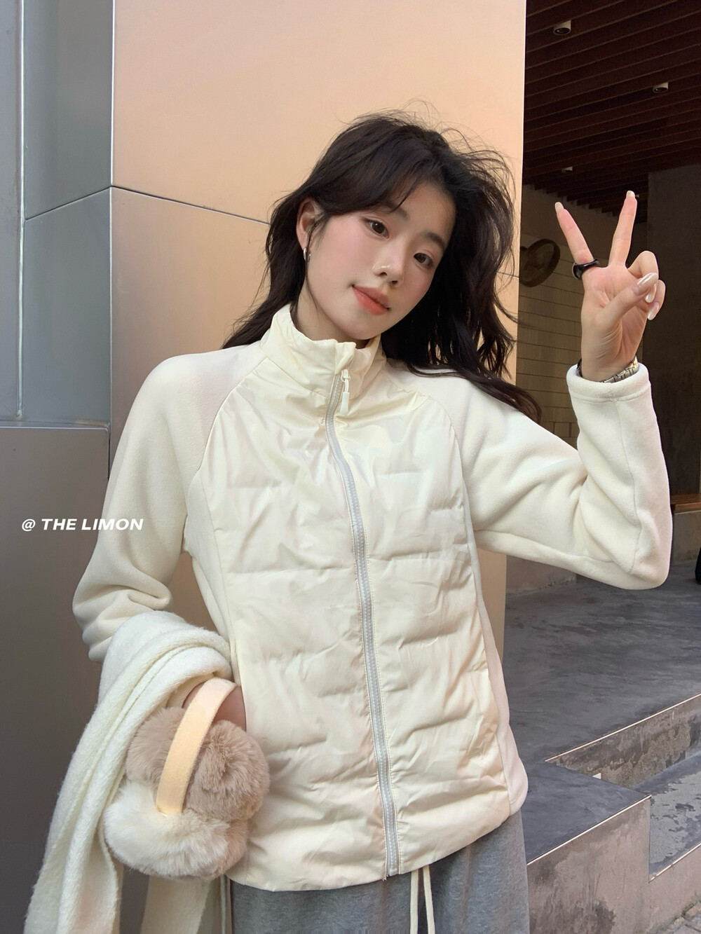 Finna Fu otoño y invierno nuevo estilo simple de abrigo de color sólido con cuello pequeño cintura de pelusa caliente chaqueta de plumón para mujeres