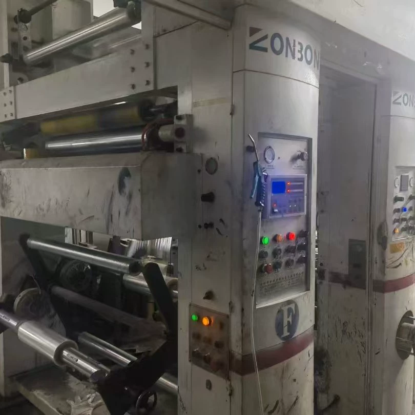 Б/у гравировальная полностью автоматическая компьютерная цветная печатная машина с трехмоторным статическим экраном для обратной печати на пластиковой пленке.