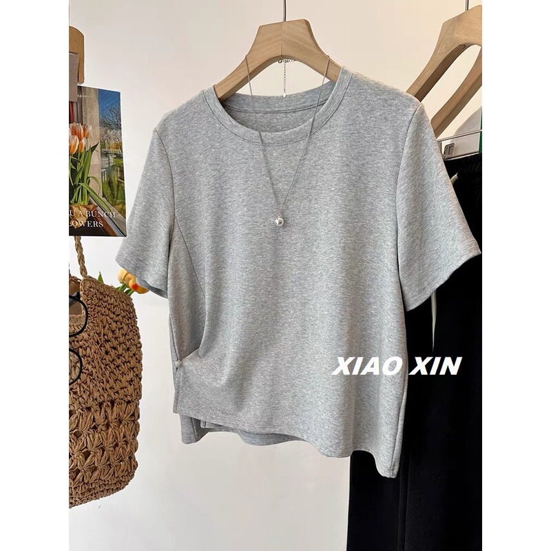 [Plus-Size Girl] Summer Design-Inspired Split Hem Button-Up Short-Sleeve T-Shirt for Women, Loose Fit, Large Size, Solid Color, Short Top