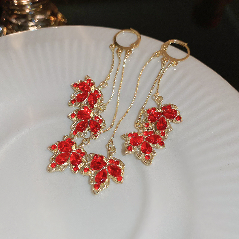 Diamante rojo-incrustado hoja de arce pendientes geométricos Luz de invierno de lujo de alto grado pendientes de Año Nuevo nicho pendientes de todo fósforo al por mayor