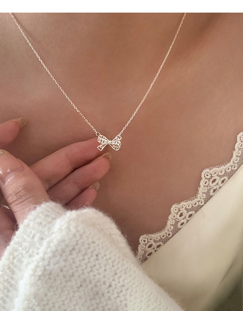 Collana con fiocco cavo da donna, design di nicchia di lusso leggero, cravatta a nastro d'amore, catena di clavicole, collana regalo in acciaio al titanio_voghion.com
