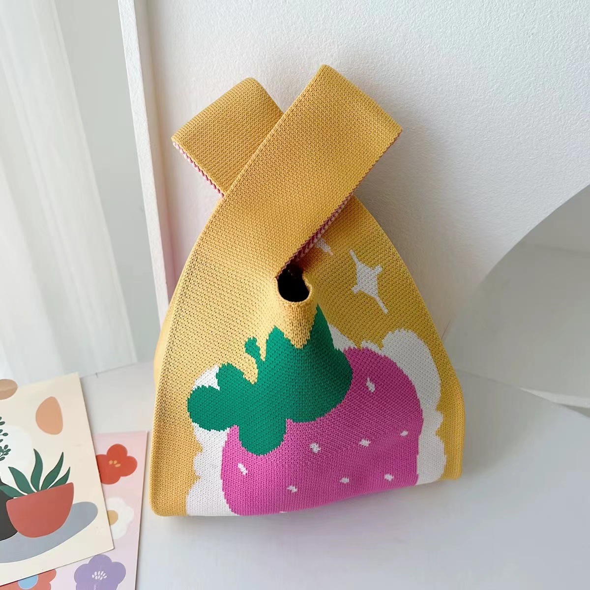 노란색 분홍색 딸기