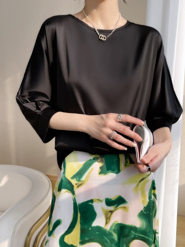 デパートの同じ半袖tシャツの女性夏2025の新型の肩の高級感の酢酸のサテンの百合の質感の底のシャツ|undefined