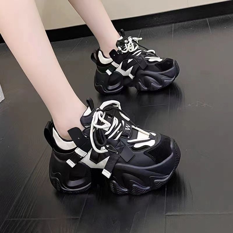 Zapatos de papá para mujeres 2025 primavera y verano nuevo aumento de altura coreano zapatos casuales de suela gruesa in-mode zapatos deportivos transpirables versátiles