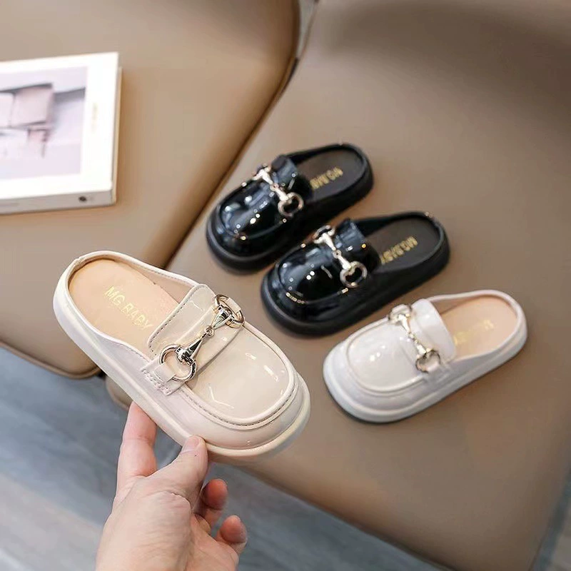 Детские закрытые мюли на осень 2025 года, новые корейские кожаные тапочки для улицы, модные удобные тапочки для маленьких девочек.