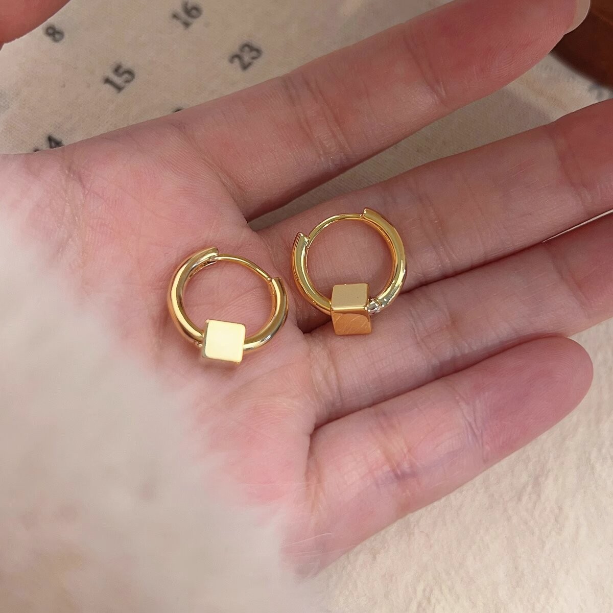 Pendientes de metal de alta gama, diseño minimalista y moderno, para mujer 2024, suministro al por mayor