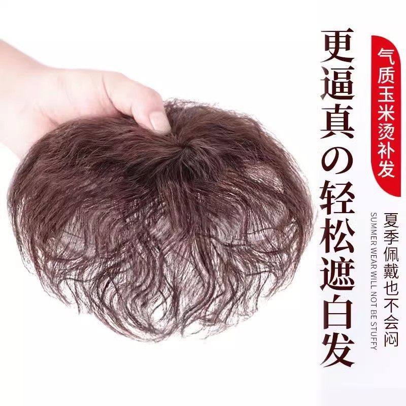 頭の上で髪を直します。女性の髪巻きはショートヘアです。|undefined