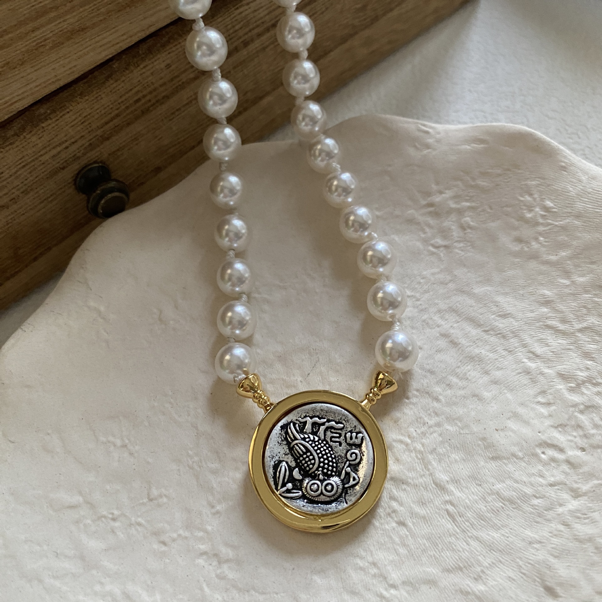 La diosa de la victoria en relieve serie de monedas antiguas de metal doble cara nuevo collar ligero ajustable de lujo nicho collar de alto nivel