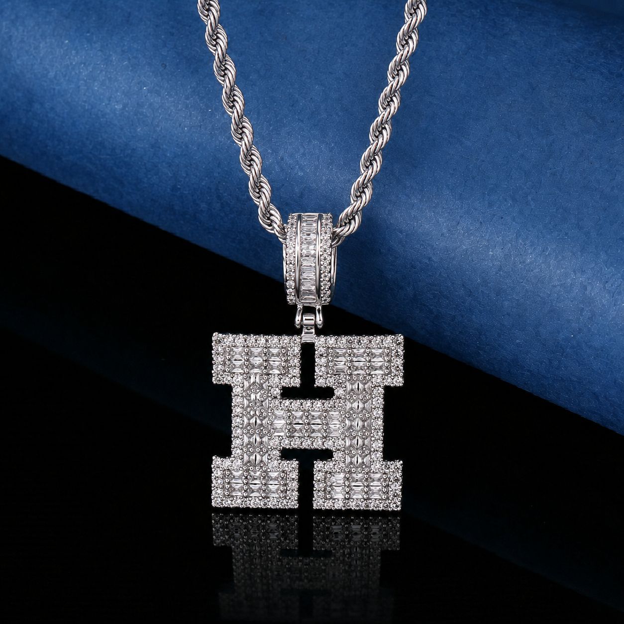 Europa y los Estados Unidos nuevos collares de letras cuadradas de zircon 26 letras colgantes de letras inglesas joyas de moda para hombres y mujeres al por mayor