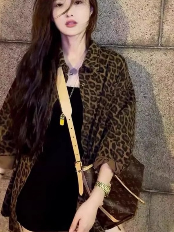 秋のレトロなアメリカのヒョウ柄のシャツのコートの女性の新型のカジュアルでゆったりしている形のジャケットのデザイン感の小さい大衆の上着|undefined