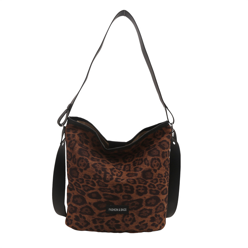 Bolsa de estilo retro para mujeres 2024 nueva moda de invierno impresa de leopardo de gran capacidad para trabajar bolso de hombro