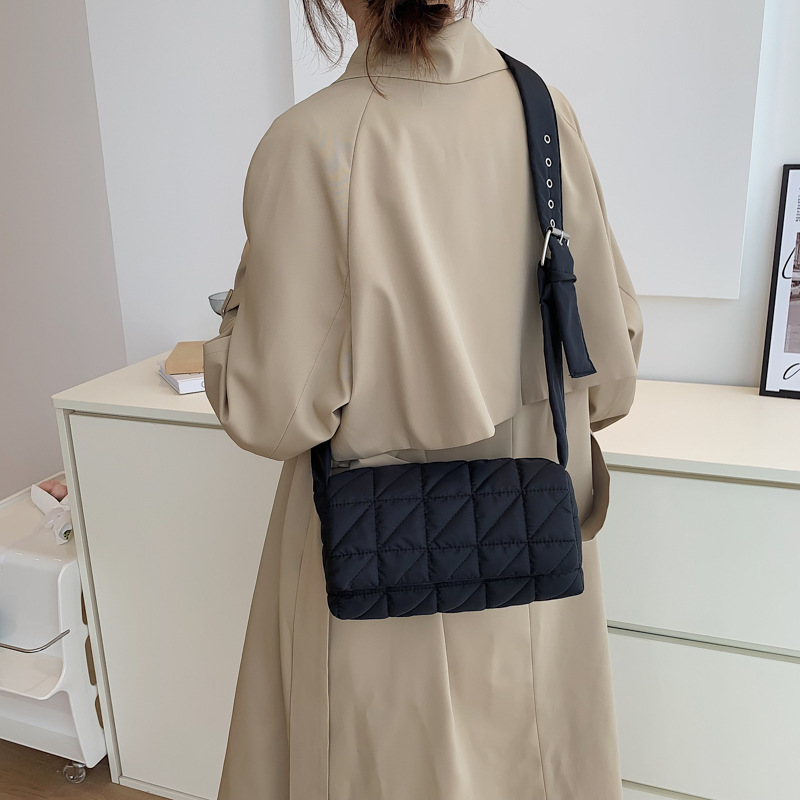 Women's Medium Summer Nylon Solid Color Lingge Fashion Square Magnetic Buckle Shoulder Bag display picture 2