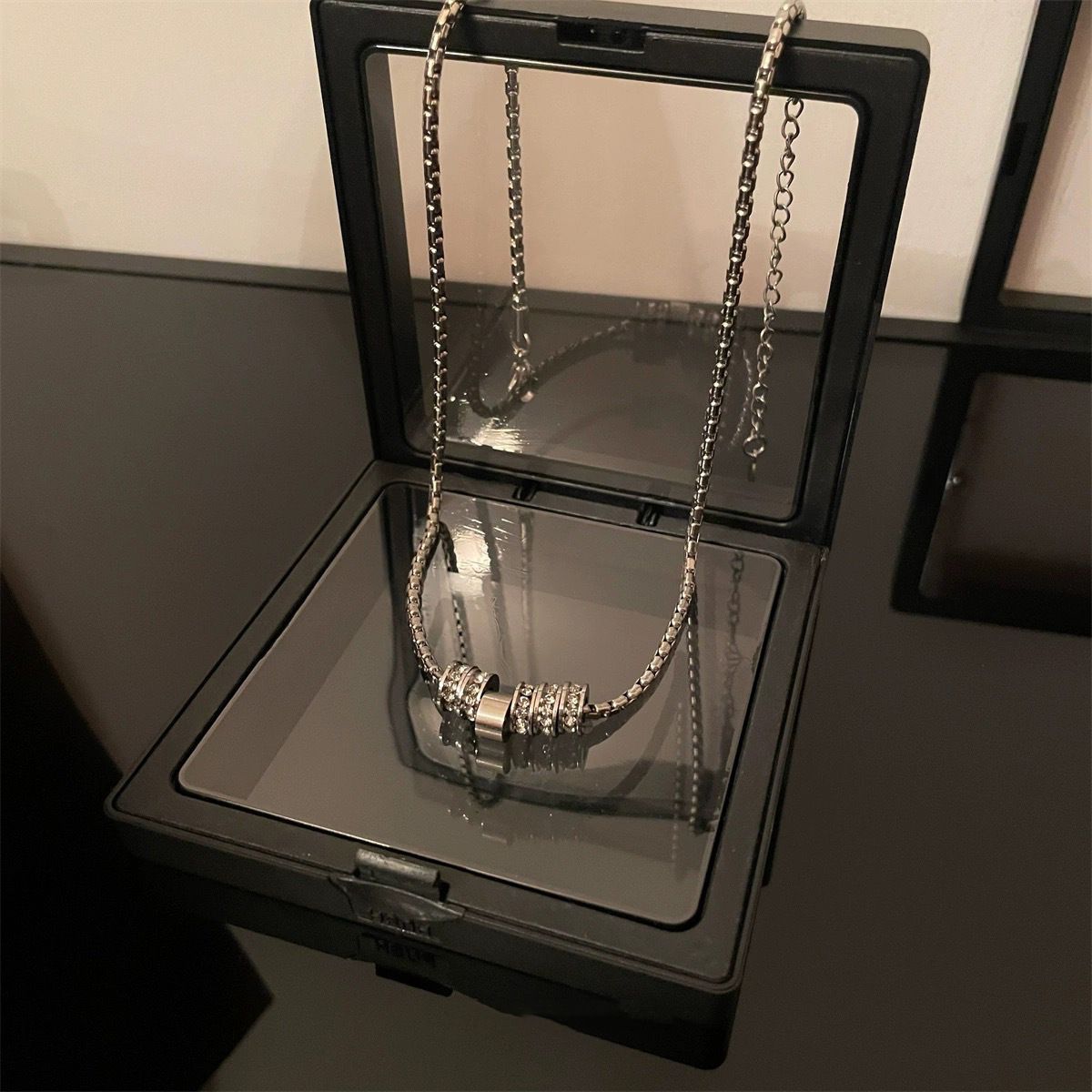Minimalist Zircon Round Pendant Necklace For Women And Men_voghion.com
