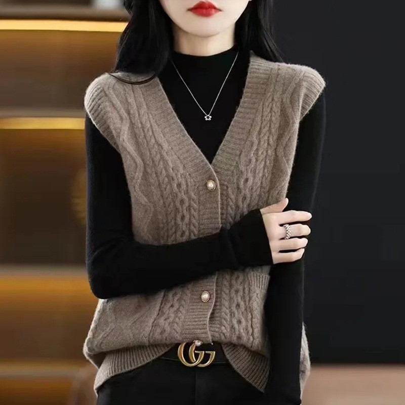 春秋の新型ベスト女性vネックのノースリーブベストの外にニットカーディガンを着ています。|undefined