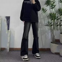 黒のマイクロラップジーンズの男性は夏にやせているストレートのごろつきがかっこいい高級感のあるズボンのアメリカのレトロな高街のズボンを見せます。