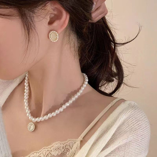 French Retro Imitation Pearl Cat's Eye Stone Necklace Fashion Gradient Design Sense Clavicle Chain Elegance Internet Celebrity Ear Stud Set 