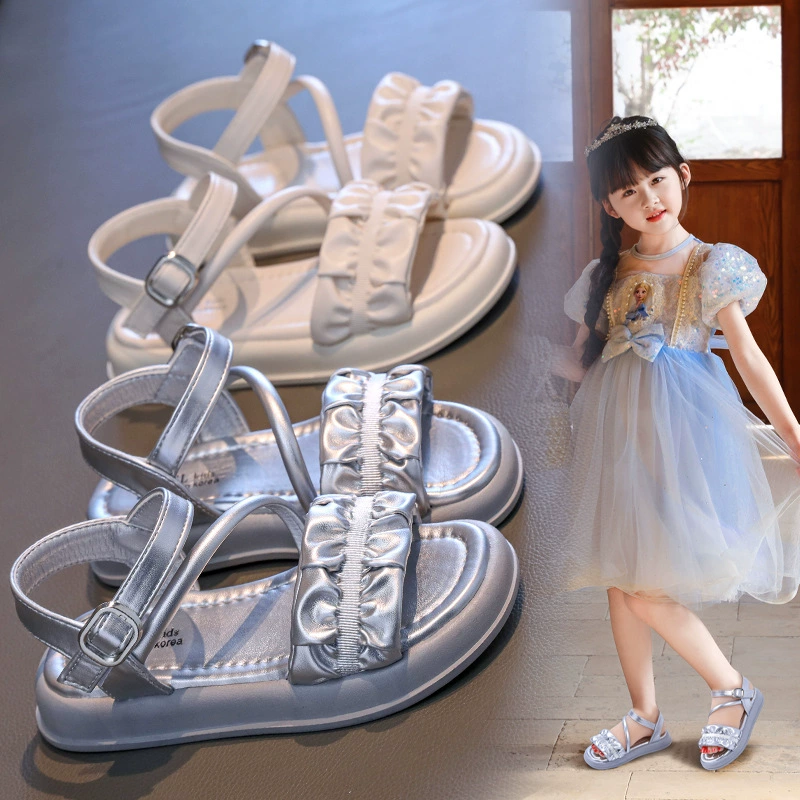 Детские сандалии для девочек лето 2025, новые, туфли для маленьких принцесс, серебристые, мягкая подошва, средние и большие размеры, пляжная обувь
