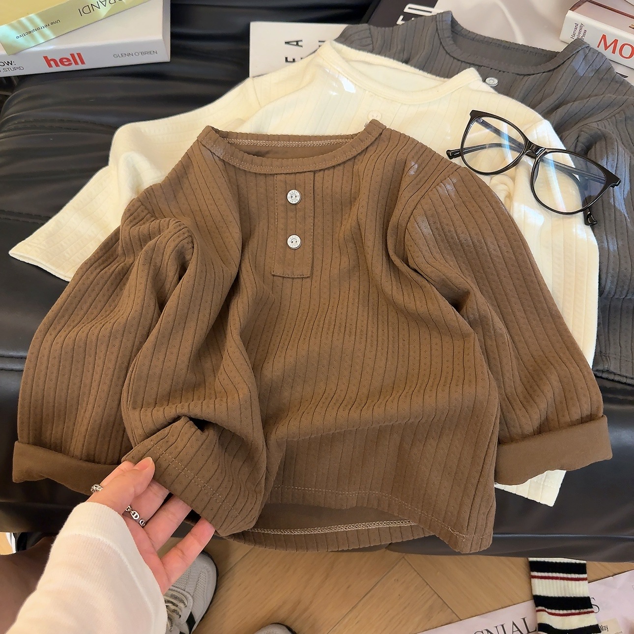 Nueva camiseta de tela de algodón para niños de color sólido, camiseta de cuello bajo para bebés con rayas de otoño para niñas