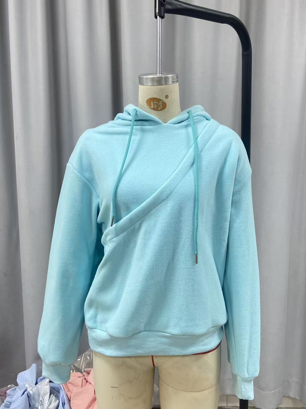 BK8837# Amazon Avrupa Amerika Sonbahar Kış Sınır Ötesi Düz Renk Kapşonlu Peluş Evcil Hayvan Cepli Geniş Kesim Sweatshirt Kadın