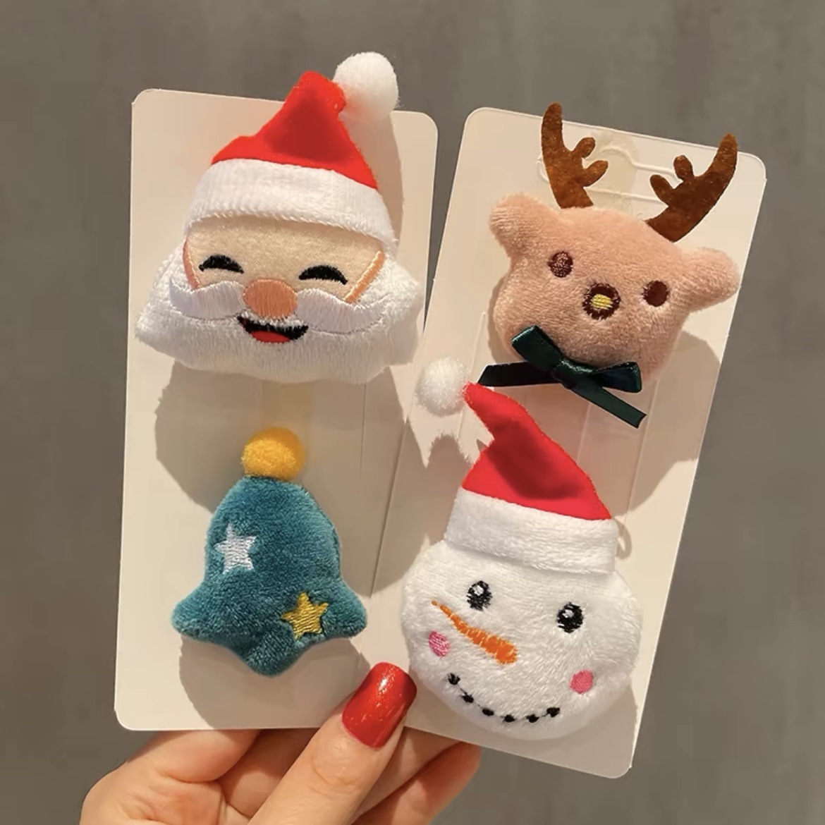 Broche de Navidad para mujeres regalos de alce pines para niños decoración de vacaciones pequeños regalos accesorios muñeco de nieve pequeños regalos image 10