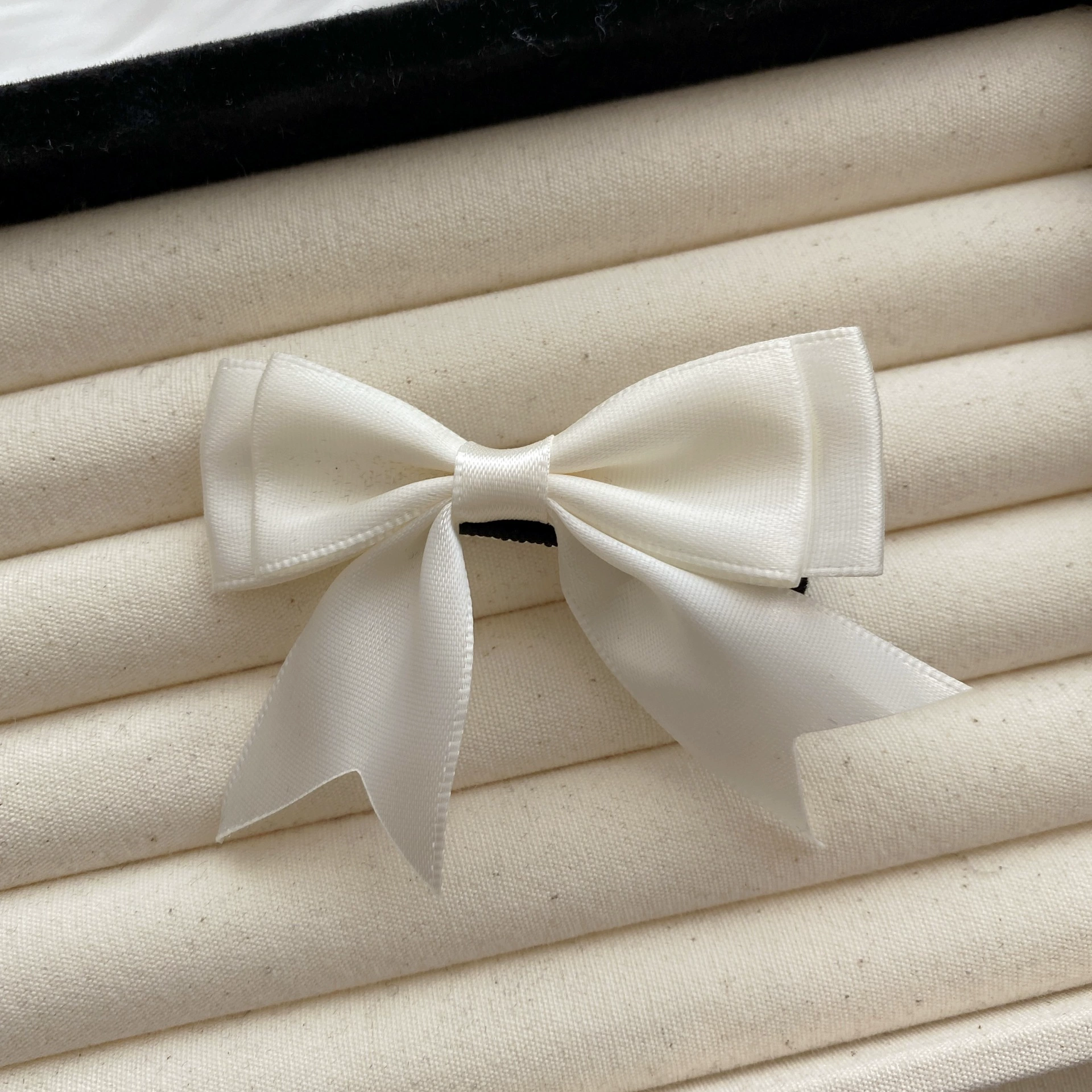 Children's hairgrip with bow, bangs