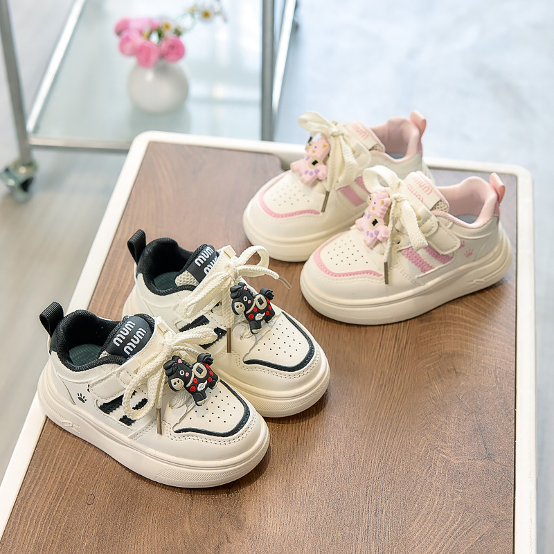 Zapatos de skate para niños y niñas 2026 primavera y otoño lindo pony velcro antideslizante para niños pequeños zapatos blancos casuales zapatos deportivos