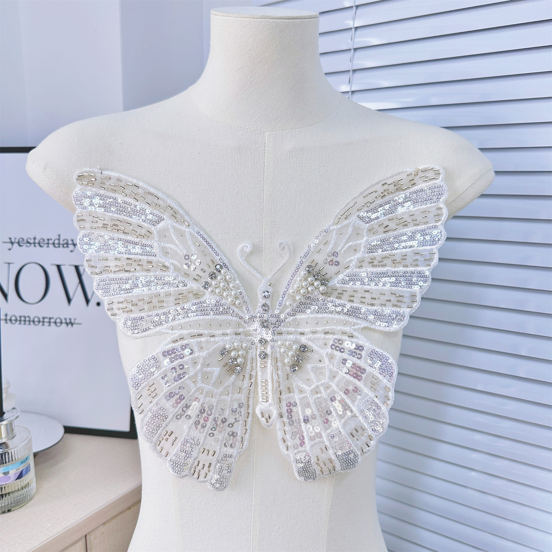 Venta caliente de malla blanca mariposa bordada pegatinas de tela vestido de ropa DIY parche decorativo Accesorios apliques Accesorios