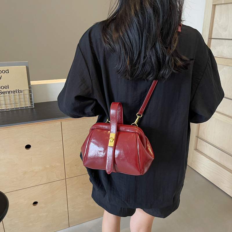 2024 otoño e invierno nuevo estilo bolso de diseño de nicho costuras de moda bolso de mensajero de hombro casual de todo fósforo bolso femenino de cercanías