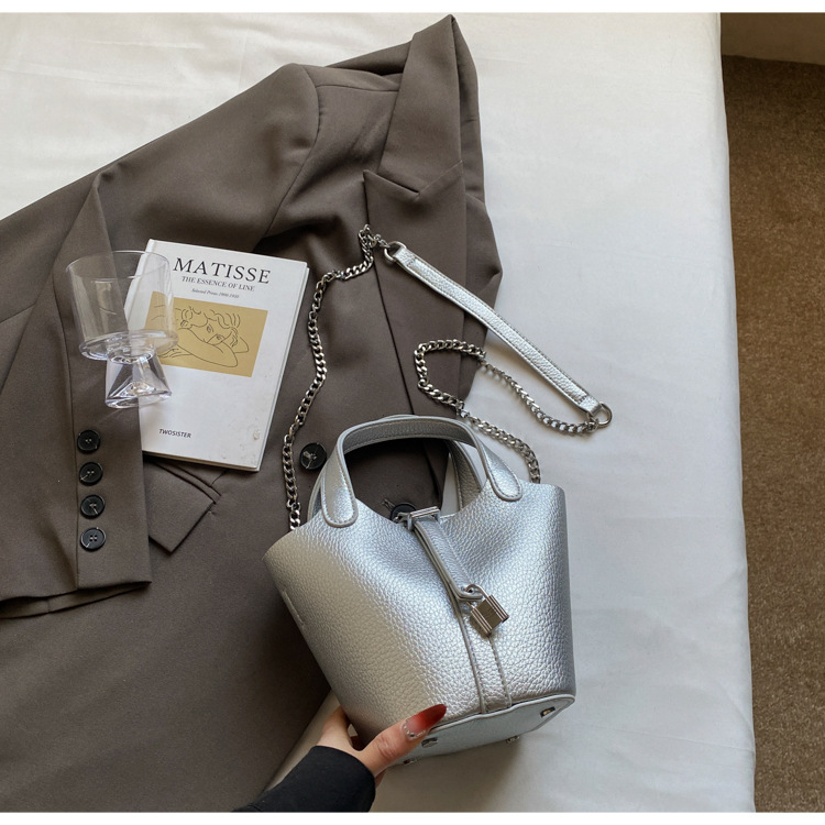 Bolso de madre de cubo de ocio simple para mujer 2025 versión coreana del nuevo bolso de mensajero exquisito de textura de moda ins