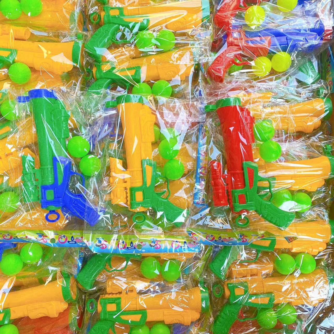 Juguetes de comercio exterior para niños pistola de color disparar pistola de lanzamiento de bolas colocadas en el suelo férula de plástico 2 yuanes al por mayor