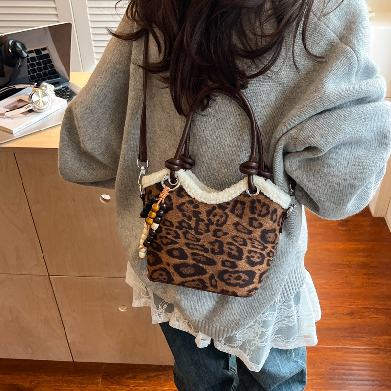 Otoño y invierno coreano bolso de terciopelo de seda mujer 2025 nueva moda versátil bolso de cubo de viaje mochila de hombro