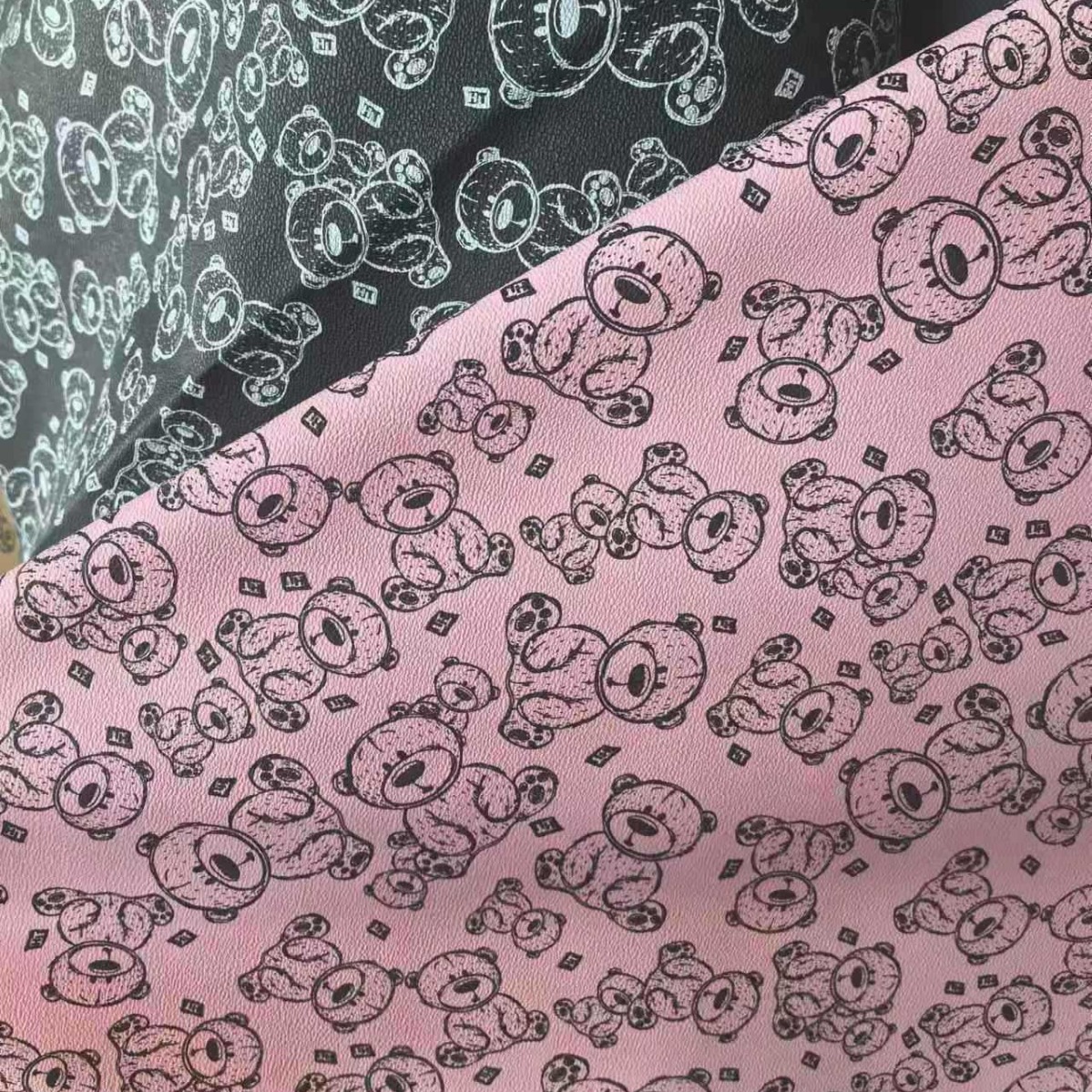 卡通小熊可爱图案人造革PVC印刷纹现货供应价格优惠面料