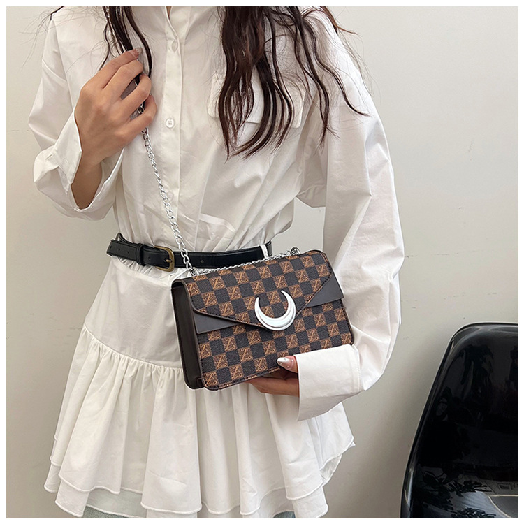 Korean version armpit small square 2024 new texture fashionable letter printed handbag personalized single shoulder_voghion.com