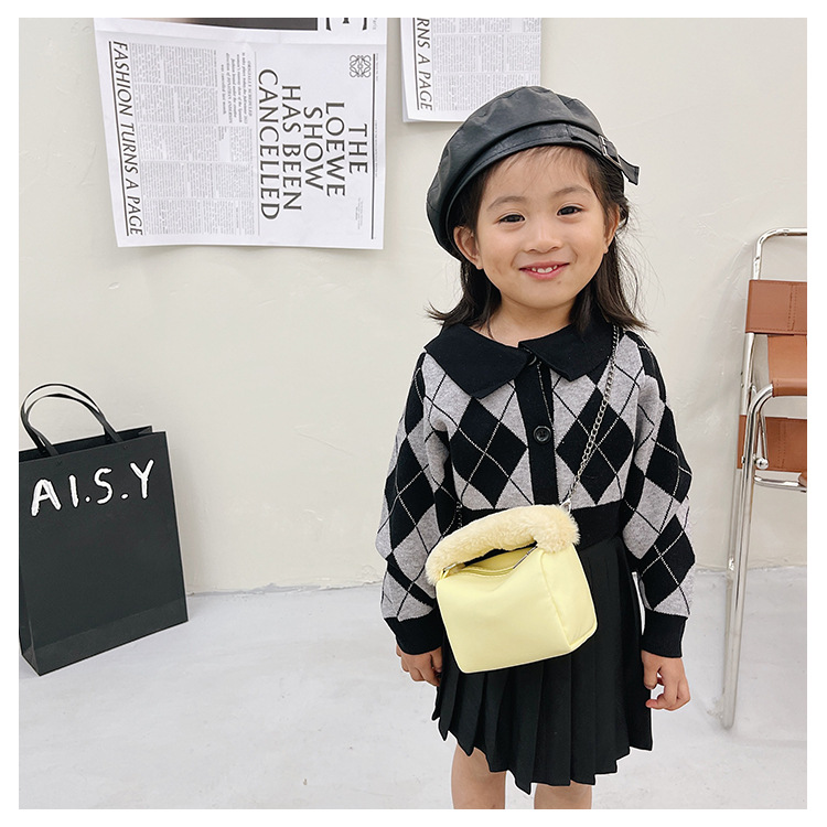 Children's Bag Fall Winter 2021 New Furry Messenger Bag Solid Color Mini Bucket Bag display picture 2